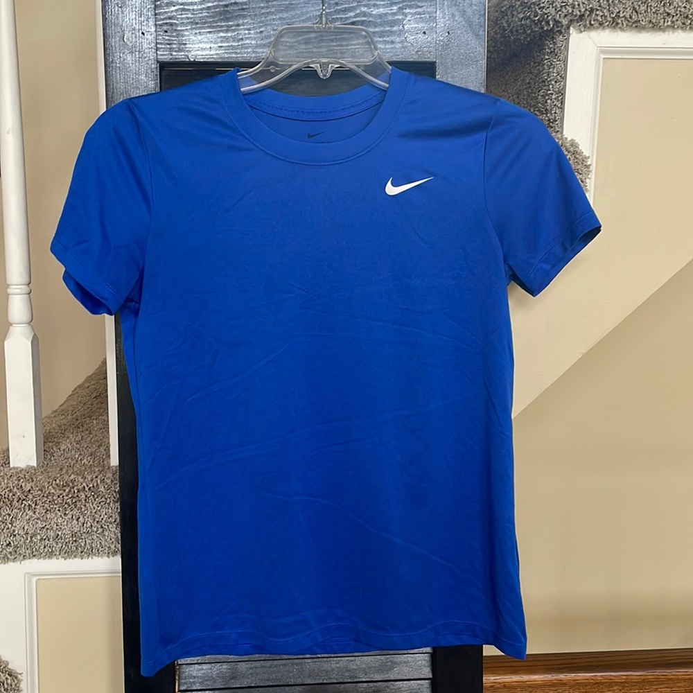 The Nike Tee dri-fit size medium t-shirt